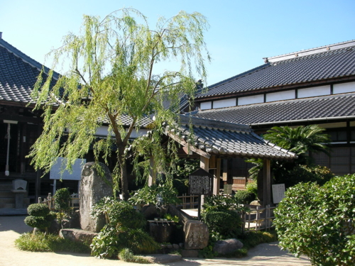 Willow and Well / Xiang River hermitage